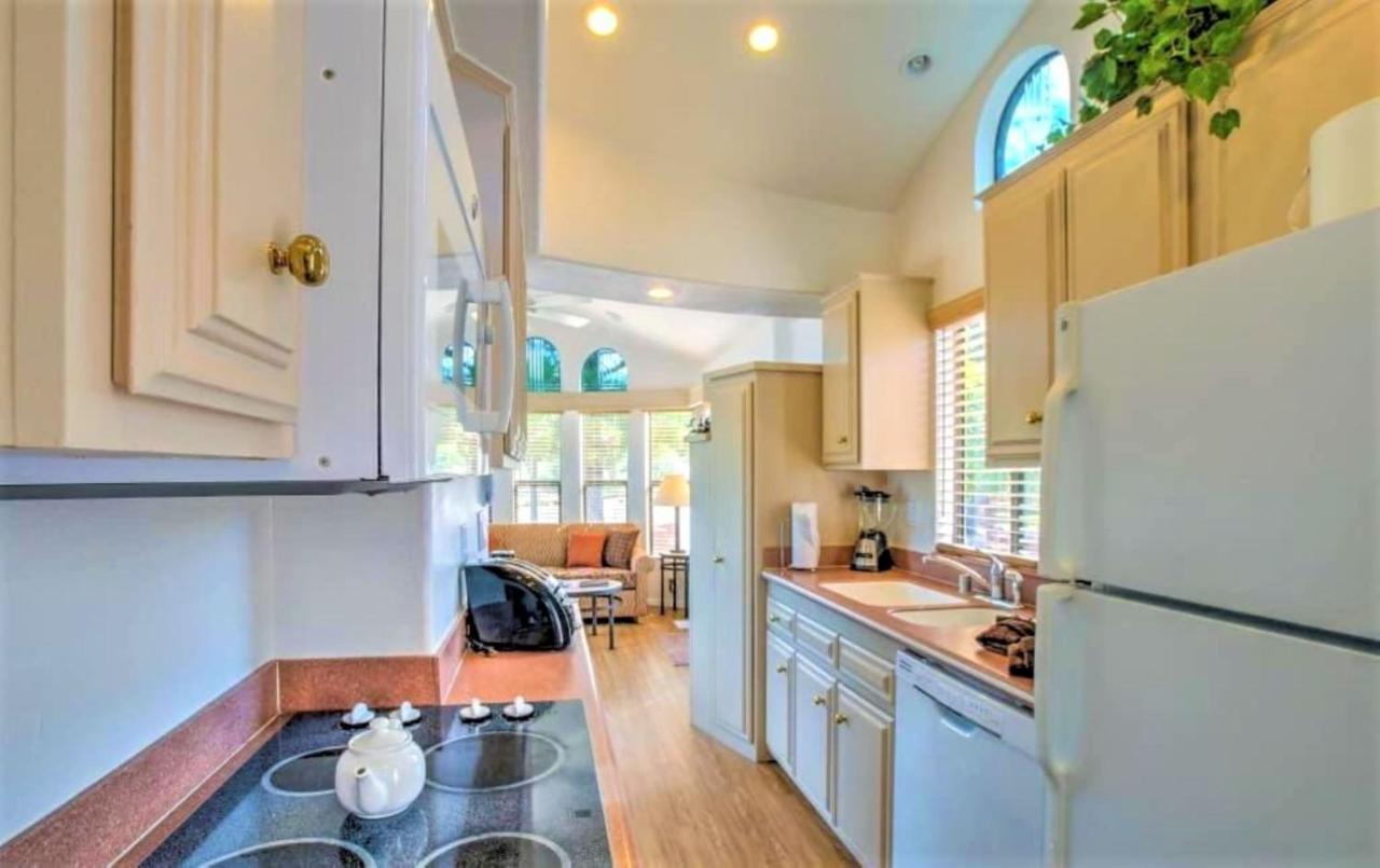 Sedona Pines Resort Exteriör bild A typical kitchen in a park model