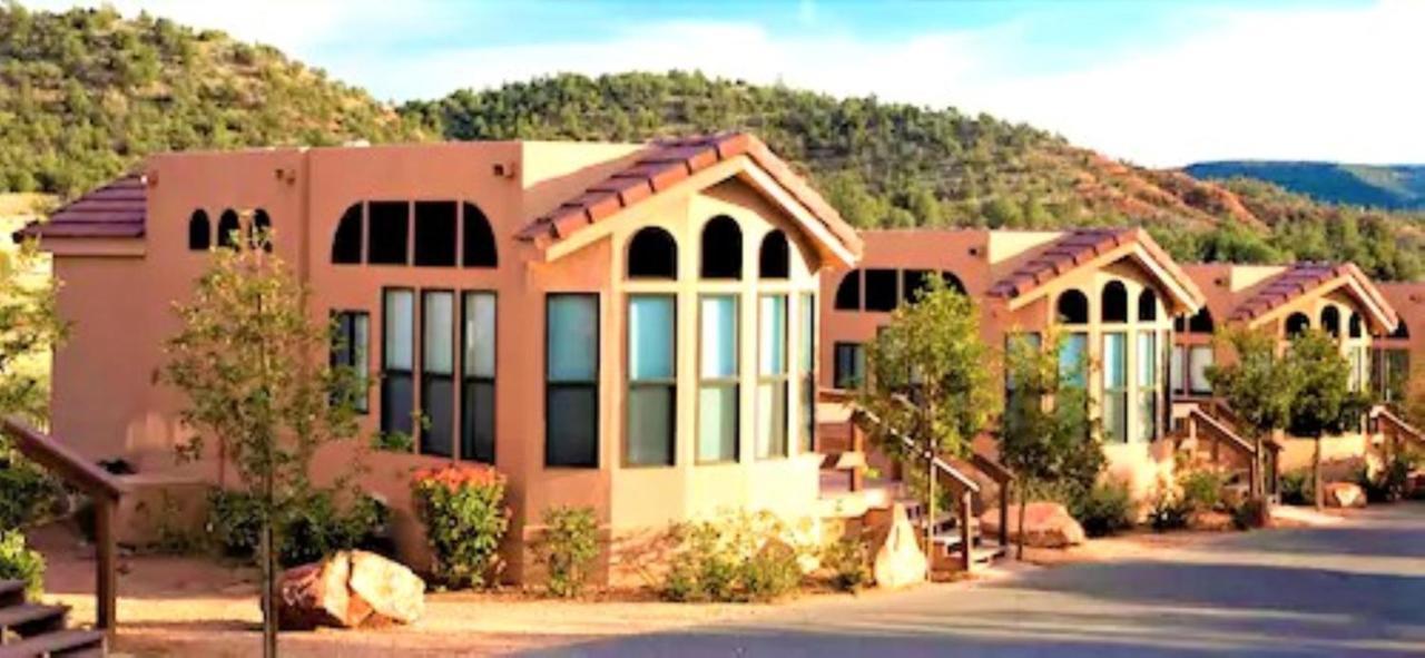 Sedona Pines Resort Exteriör bild Residential homes in the Village of Oak Creek