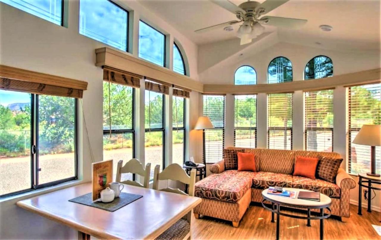 Sedona Pines Resort Exteriör bild A living room in a typical home