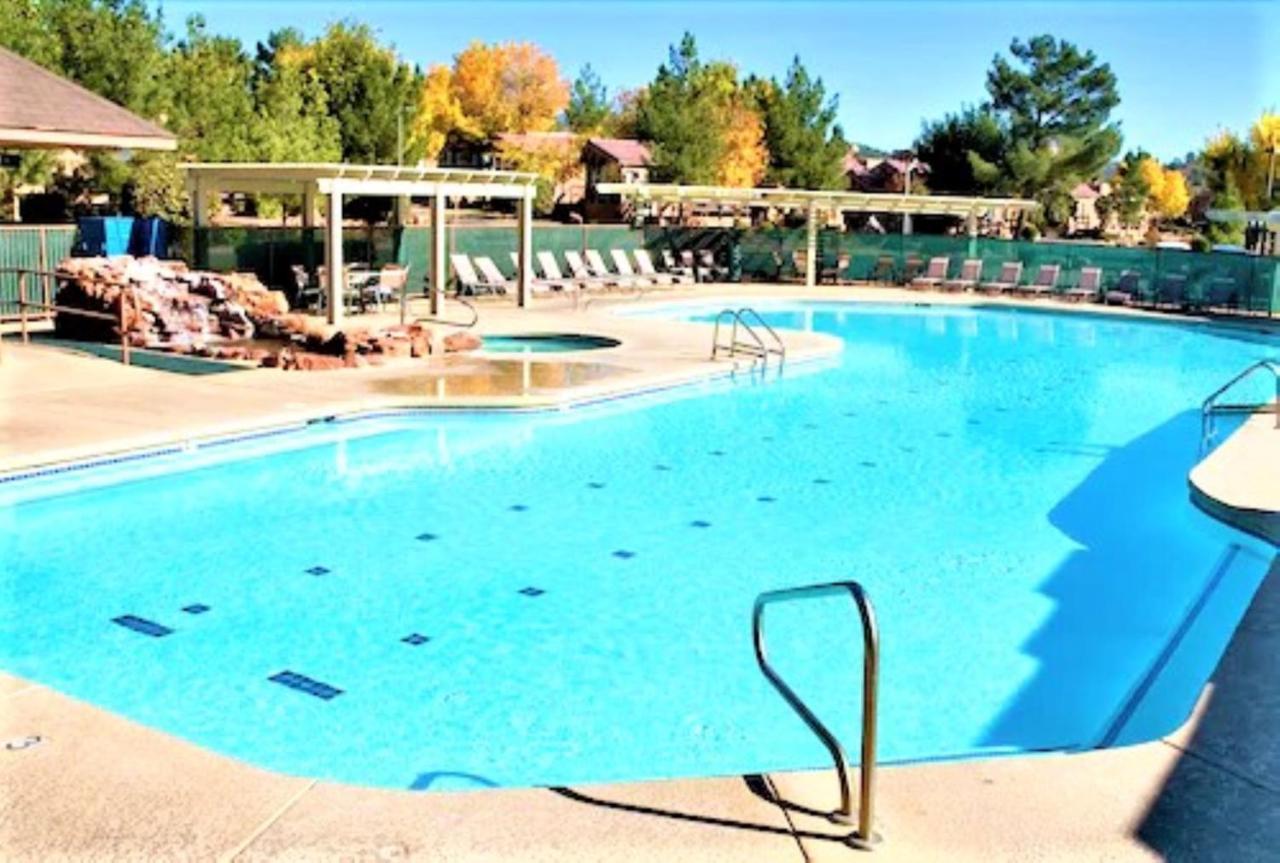 Sedona Pines Resort Exteriör bild The pool at the Mountain Shadows Country Club