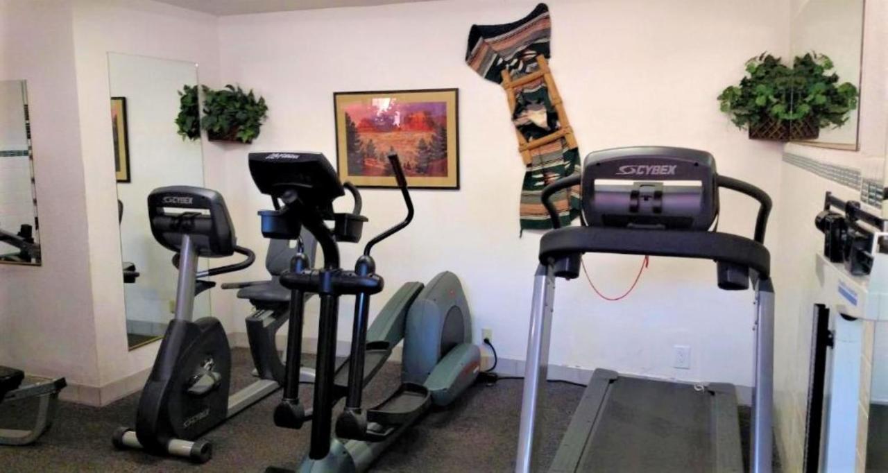Sedona Pines Resort Exteriör bild Elliptical trainer (left)