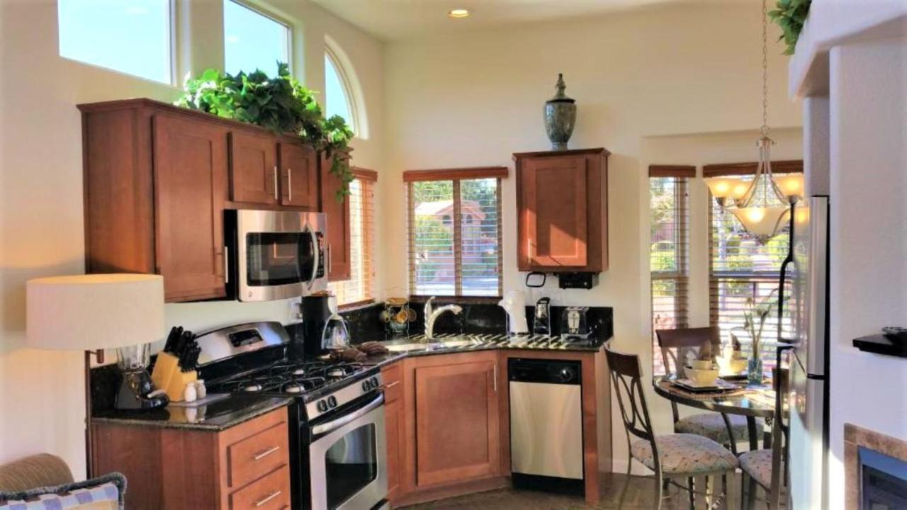 Sedona Pines Resort Exteriör bild A kitchen in a typical American home