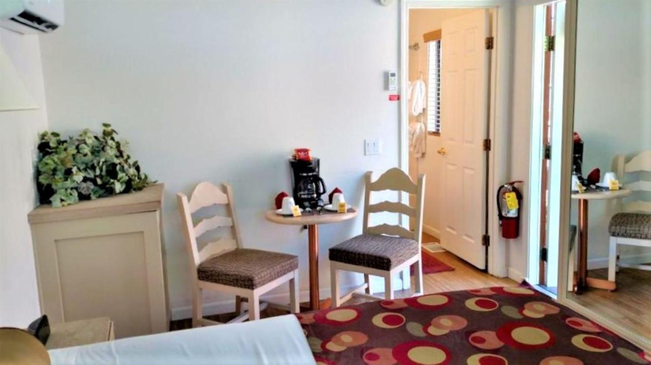 Sedona Pines Resort Exteriör bild A typical room at the hotel