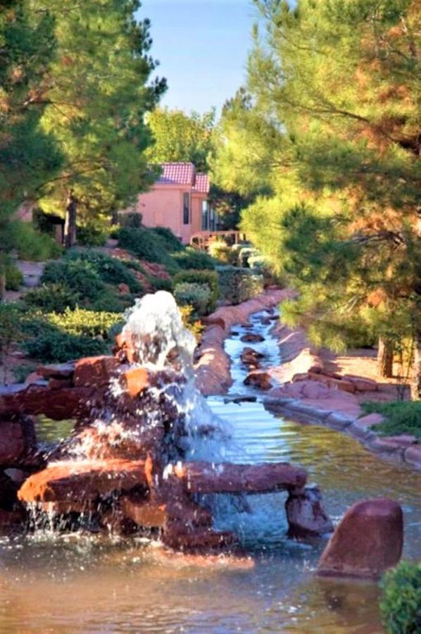 Sedona Pines Resort Exteriör bild Fountain at the Red Mountain Ranch