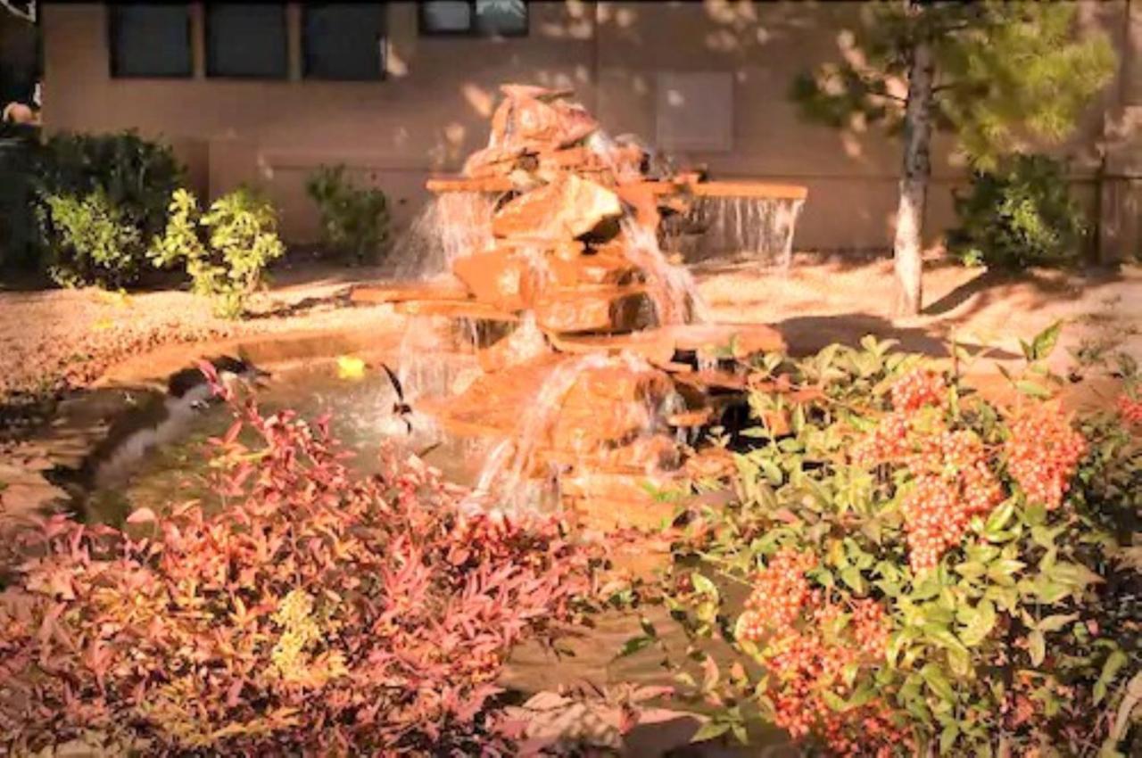 Sedona Pines Resort Exteriör bild Fountain at the entrance of the hotel