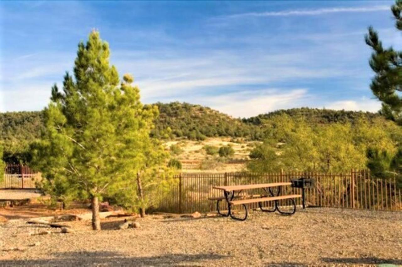 Sedona Pines Resort Exteriör bild Picnic tables at the campground