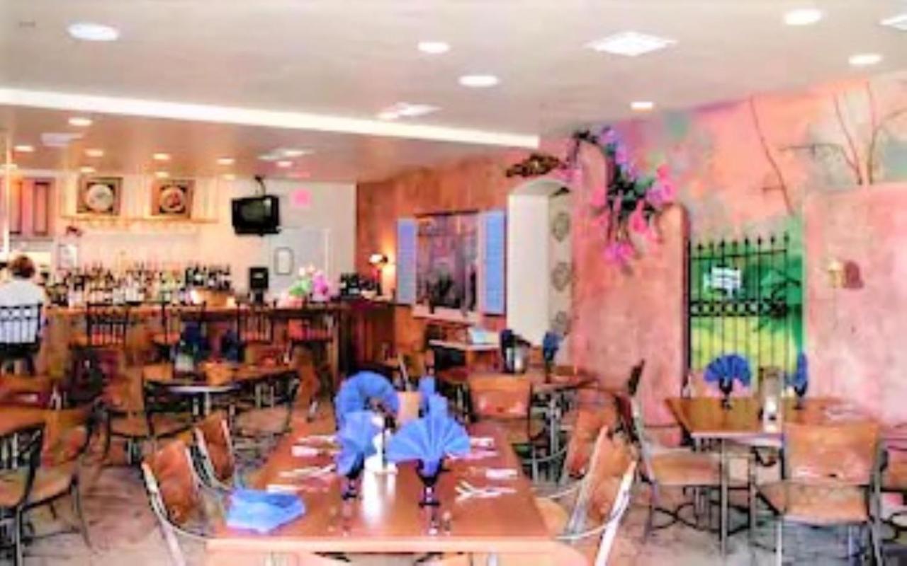 Sedona Pines Resort Exteriör bild The interior of the restaurant