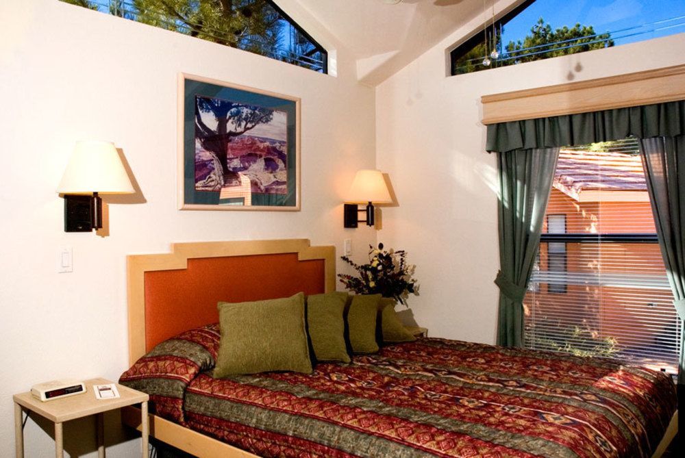 Sedona Pines Resort Exteriör bild A bedroom at the Inn at the Opera