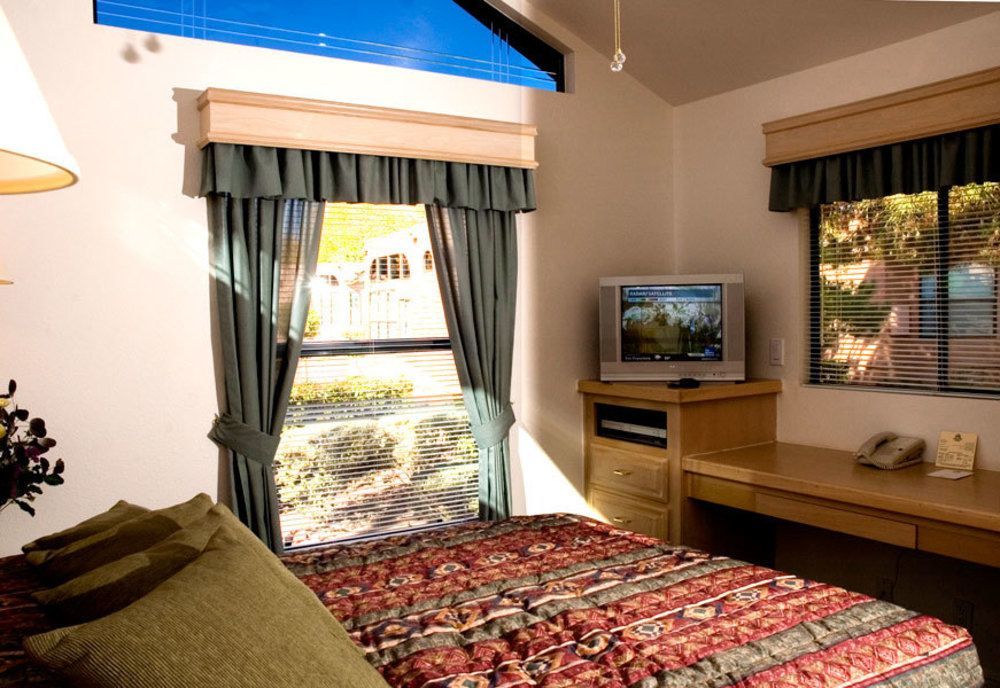 Sedona Pines Resort Exteriör bild A typical room at the hotel